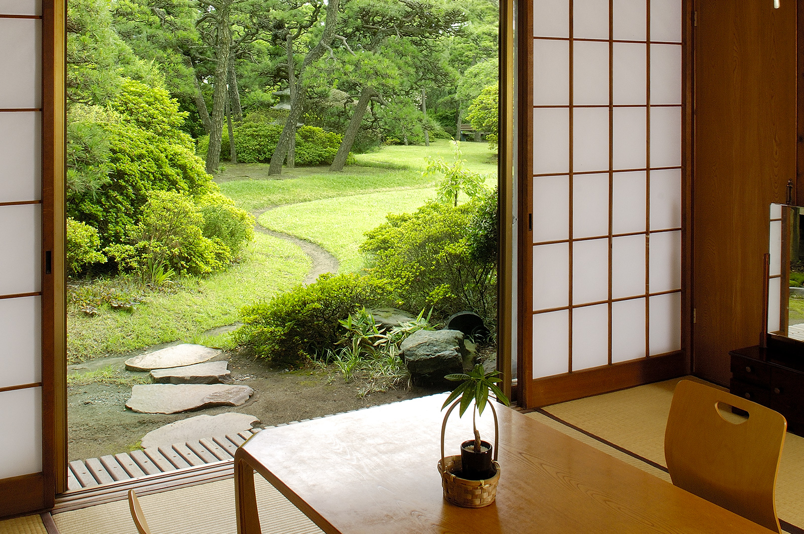 日本の庭園を眺めながら...